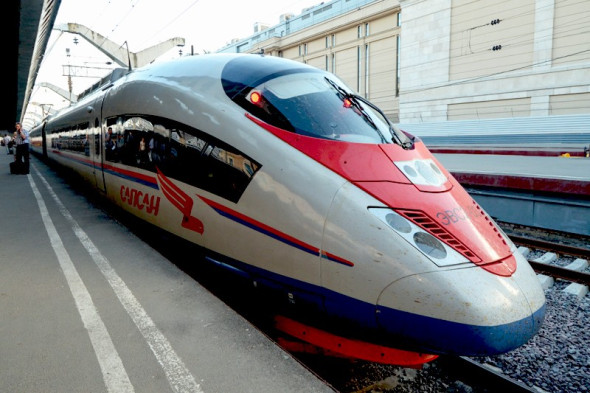 "Сапсан" (Velaro RUS), производство Siemens
Высокоскоростные поезда "Сапсан" (Velaro RUS) производства немецкого концерна Siemens начали курсировать по маршруту Москва - Санкт-Петербург в декабре 2009г., а в июле 2010-го - между Москвой и Нижним Новгородом. Первый контракт на поставку и техобслуживание в течение 30 лет восьми "Сапсанов" ОАО "РЖД" и Siemens подписали в 2007г., его стоимость составила 600 млн евро. В декабре 2011г. был заключен новый контракт на такую же сумму на поставку и обслуживание еще восьми поездов. На сегодня "Сапсаны" перевезли около 10,5 млн пассажиров.