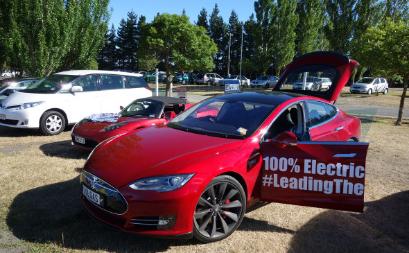 Электромобили Tesla Model S (на переднем плане) и Tesla Roadster