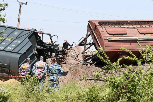 В пресс-службе Крымской железной дороги заявили, что сход поезда произошел из-за «вмешательства посторонних лиц». «На месте работают специалисты, направлены восстановительные поезда», — отметили там