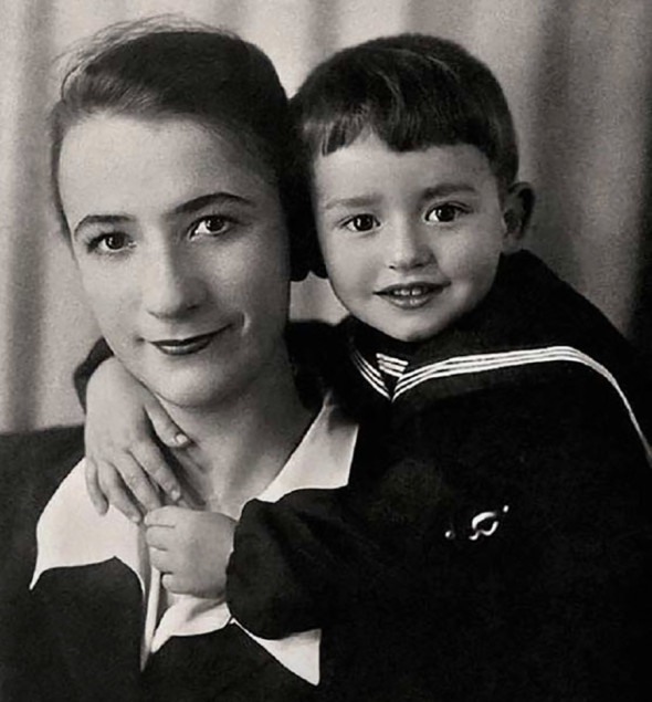 На фото: Градский с матерью Тамарой
Александр Градский родился 3 ноября 1949 года в Копейске Челябинской области. Его отец Борис Фрадкин был инженером-механиком, уроженец Харькова, эвакуированный с родителями в Челябинск в 1941 году. Мать — Тамара Павловна Градская. В 1957 году семья переехала в Москву. Большое влияние на развитие будущего музыканта оказала его мать, выпускница ГИТИСа. До 14 лет Александр носил фамилию отца, а в 1963 году взял фамилию матери, сразу после ее смерти
