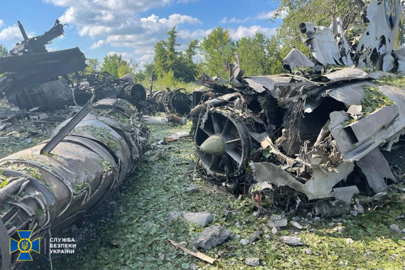 СБУ показала фото аэродрома Канатово с уничтоженной техникой после попытки угнать самолет . 346820940182913