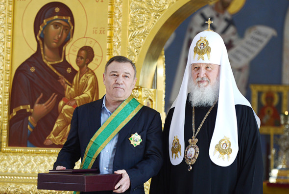 Аркадий Ротенберг  (на фото) и&nbsp;его партнер Василий Анисимов оказывают финансовую помощь Московскому епархиальному дому с Князь-Владимирским храмом. В этом здании&nbsp;&mdash;&nbsp;богословский факультет Православного Свято-Тихоновского гуманитарного университета. По утверждению проректора университета по развитию Елены Марковой, восстановление епархиального дома обошлось в&nbsp;900 млн&nbsp;руб. Основную часть денег дали Ротенберг и Анисимов, говорит источник&nbsp;РБК, близкий к&nbsp;руководству университета.

Аркадий Ротенберг не&nbsp;ответил на&nbsp;вопросы&nbsp;РБК. Анисимов подтверждает, что&nbsp;участвовал в&nbsp;восстановлении епархиального дома, хотя&nbsp;и не&nbsp;был основным инвестором. Цифру в&nbsp;900 млн руб. бизнесмен не&nbsp;комментирует, говорит лишь, что&nbsp;сам вложил много меньше.

