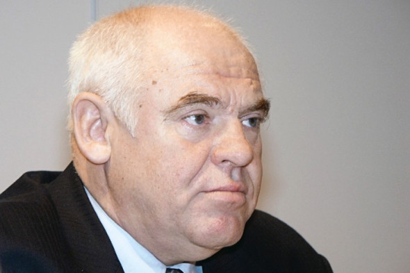 Виктор Казанцев Полпред президента в ЮФО (18.05.2000 - 09.03.2004) До того как стать первым полпредом в новом федеральном округе, генерал армии, Герой России Виктор Казанцев (награжден в 1999г. за операцию против боевиков в Дагестане и Чечне) командовал Объединенной группировкой федеральных сил на Северном Кавказе и Северо-Кавказским военным округом. Своей главной задачей он называл замирение Чечни и всего Северного Кавказа, обещал завершить контртеррористическую операцию в Чечне в 2002г. (в итоге режим КТО был отменен лишь в 2009г.) и заняться экономическими программами на юге Росси. Именно неудачи на этом направлении эксперты называли среди причин его отставки.