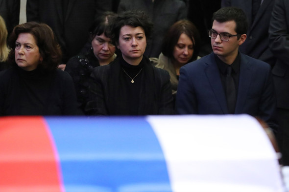 Вдова Чуркина Ирина, его дочь Анастасия и сын Максим (слева направо) на церемонии прощания