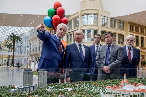 Слева направо: мэр Москвы Сергей Собянин, президент России Владимир Путин, председатель совета директоров холдинговой компании «Остров мечты» Амиран Муцоев и полномочный представитель президента в Центральном федеральном округе Игорь Щеголев