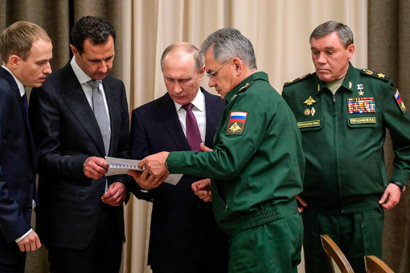 Башар Асад, Владимир Путин, министр обороны Сергей Шойгу и начальник Генерального штаба Вооруженных сил Валерий Герасимов (слева направо) во время встречи в резиденции «Бочаров Ручей»