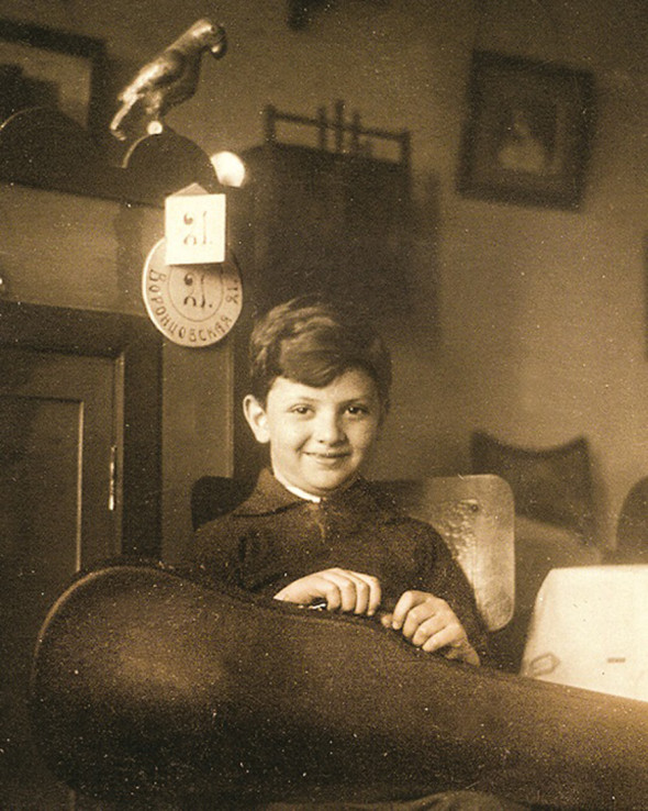Александр Ширвиндт родился 19 июля 1934 года в Москве в еврейской семье. Отец Анатолий Ширвиндт был скрипачом в Большом театре, а затем преподавал музыку, мать Раиса Ширвиндт работала редактором в Московской филармонии. Ширвиндт рассказывал, что его фамилия немецкая, а семья имеет прусские корни. По словам актера, отец пытался приобщить его к музыке. «До 6-го класса меня держали в музыкальной школе, а потом весь ее коллектив пришел к папе и со слезами на глазах сказал, что, несмотря на огромную любовь к нему как к педагогу, человеку и отцу, вынужден прогнать меня к… Последней каплей стал экзамен по сольфеджио, на котором я с удивлением узнал от педагогов, что в музыке существуют два ключа — скрипичный и басовый. Папа сдался», — вспоминал актер в книге «В промежутках между».
Когда мальчику было почти семь лет, началась Великая Отечественная война. Супруги ушли на фронт в составе концертной бригады, а сына отвезли в эвакуацию в Пермскую область. Папа и мама остались живы и вернулись с войны. Со времен эвакуации Ширвиндт ненавидел чеснок — его заставляли есть, чтобы не болеть.