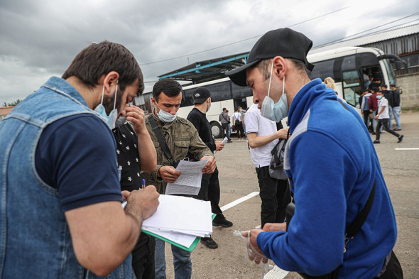 Вакцинация трудовых мигрантов в Москве пока стартовала в пилотном режиме. Их прививают однокомпонентной вакциной &laquo;Спутник Лайт&raquo; по заявкам работодателей из сфер, где вакцинировать нужно не менее 60% сотрудников. Среди них&nbsp;общепит, торговля, транспорт, ЖКХ и другие