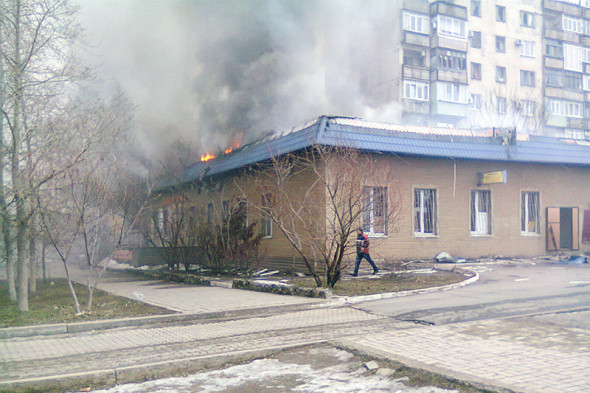 Горящее&nbsp;после артобстрела&nbsp;здание в Мариуполе