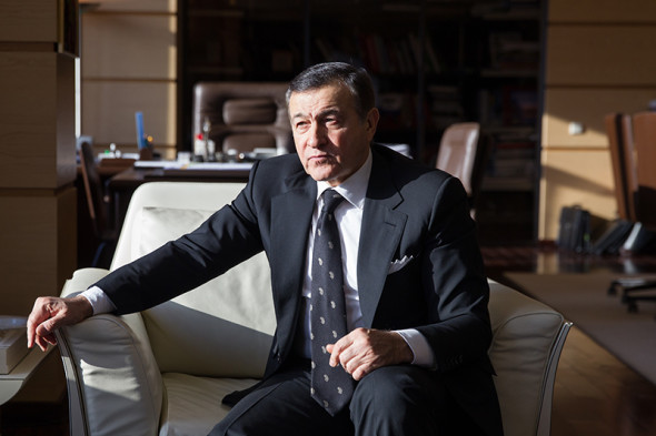 Арас Агаларов, президент Crocus Group

В 1980-е был профсоюзным работником, затем организовал торгово-производственный кооператив &laquo;Шафран&raquo;, а&nbsp;в 1989 году&nbsp;&mdash; СП&nbsp;&laquo;Крокус Интернешнл&raquo;.

&laquo;В то&nbsp;время в&nbsp;магазинах были пустые прилавки. В&nbsp;огромном гастрономе продавались только трехлитровые баллоны с&nbsp;мочеными помидорами, березовым соком и&nbsp;минеральная вода типа боржоми &mdash;&nbsp;все. А&nbsp;мы привозили из&nbsp;Азербайджана, где у&nbsp;меня были знакомые, персики, гранаты, дыни, арбузы. Приходила десятитонная машина, мы&nbsp;ее развозили по&nbsp;10&nbsp;универсамам в&nbsp;Новых Черемушках и&nbsp;потом просто собирали деньги. Самолетами отправляли в&nbsp;Москву свежую зелень. Люди утром собирали ее&nbsp;с грядок, все это загружалось в&nbsp;самолет, из&nbsp;аэропорта сразу везли на&nbsp;рынок. Потом появились компьютеры, и&nbsp;мы стали торговать техникой. Хватались за&nbsp;все&raquo;.

Читать далее: Арас Агаларов: &laquo;Провала 1991 года можно было&nbsp;бы избежать&raquo;
