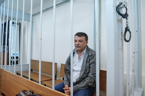 Экс-руководитель управления межведомственного взаимодействия и собственной безопасности Следственного комитета России Михаил Максименко был задержан летом 2016 года. В ходе судебного процесса Максименко вменялись две взятки. Одна в $50 тыс. от предпринимателя Бадри Шенгелии, которому офицер обещал добиться возбуждения дела против сотрудников МВД, якобы незаконно изъявших у Шенгелии дорогостоящие часы. Вторая, в $500 тыс., была связана с делом Шакро. По мнению обвинения, взятку передали Максименко в обмен на то, что он не будет обращать внимания на «непроцессуальные решения» сослуживцев в деле о стрельбе на Рочдельской. Полковник вину по обоим эпизодам не признал и утверждал, что от него требуют оговорить руководство. В апреле 2018 года суд приговорил его к 13 годам колонии и штрафу 165 млн руб.