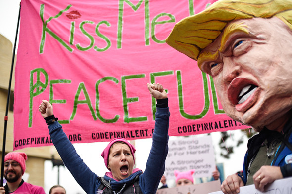 Начало Марша женщин (Women’s March) в Вашингтоне было запланировано на 10 утра, но люди начали собираться еще раньше в районе National Mall, где расположены многие музеи, неподалеку от Белого дома и там, где вчера проходила трансляция инаугурации и один из самых многочисленных маршей против миллиардера.