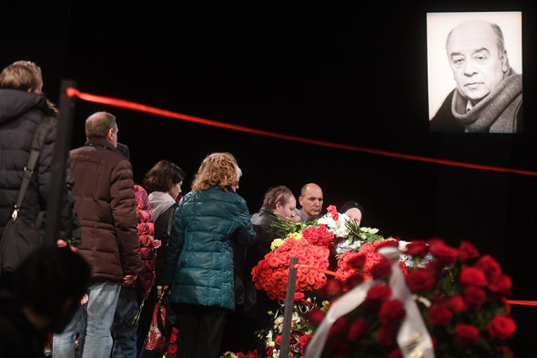 Актер театра и кино Леонид Броневой умер 9 декабря на 89-м году жизни. Прощание с ним прошло в театре «Ленком», где он служил с 1988 года.
