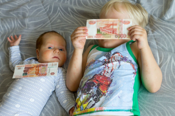 Как рассчитать материнский семейный капитал и ежемесячные денежные выплаты