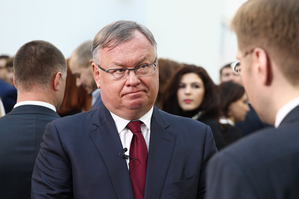 Глава ВТБ Андрей Костин — о развитии транспортной сети в России
«Думаю, что денег мало. Денег очень мало государство тратит. Безумно мало и раньше тратило, и сейчас. И в тучные годы, и не в тучные годы. И я думаю, что отсутствует нормативная база, законодательная база плоха до сих пор для работы государственно-частного партнерства. Поэтому вкупе это все дает, что мы находимся по развитию транспортной инфраструктуры где-то на уровне Габона» (цитата по RNS).