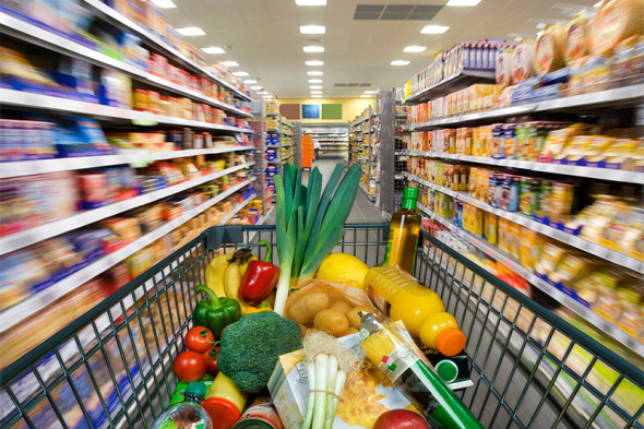 Продукты

Подорожают на&nbsp;10&ndash;15%

Помимо инфляции и&nbsp;девальвации рубля стоимость продуктов вырастет и&nbsp;из-за&nbsp;введения системы взимания платы за&nbsp;проезд грузовиков весом свыше&nbsp;12 т &laquo;Платон&raquo;, увеличившей стоимость транспортировки. Кроме того, во&nbsp;втором полугодии может подорожать рыба в&nbsp;случае&nbsp;нового повышения налогов на&nbsp;рыбаков. В октябре президент Владимир Путин дал поручение правительству до&nbsp;1 июля внести в&nbsp;Госдуму законодательные предложения об&nbsp;увеличении ставки сбора за&nbsp;пользование водными биоресурсами с&nbsp;15 до&nbsp;100%. &laquo;Если правительство обязует [рыболовные хозяйства] платить еще по&nbsp;3&ndash;5&nbsp;руб. за 1 кг вылова, треска подорожает на&nbsp;2&ndash;3%, селедка&nbsp;&mdash;&nbsp;на&nbsp;15%,&nbsp;&mdash; прикидывает президент Всероссийской ассоциации рыбохозяйственных предприятий, предпринимателей и экспортеров Алексей Фомин.&nbsp;&mdash; Чем дешевле рыба, тем сильнее будет рост цен&raquo;.

Цены на&nbsp;гречку, пшено и&nbsp;хлеб продолжат расти в&nbsp;пределах инфляции, других факторов не&nbsp;будет, полагает исполнительный директор аналитического центра &laquo;СовЭкон&raquo; Андрей Сизов. Такими&nbsp;же&nbsp;темпами будут дорожать и&nbsp;молочные продукты, добавляет председатель правления Национального союза производителей молока Андрей Даниленко. Девальвационные риски сохраняются, но&nbsp;рост цен сдерживается спросом:&nbsp;покупательная способность снижается, подчеркивает Даниленко.

На рост цен на&nbsp;овощи и&nbsp;фрукты повлияют инфляция и&nbsp;дальнейшая девальвация рубля, говорит генеральный директор Института аграрного маркетинга Елена Тюрина. Санкции в&nbsp;отношении&nbsp;Турции на&nbsp;цены повлиять не&nbsp;должны: после Нового года будет сезонный спад потребления, а&nbsp;затем поставщики и&nbsp;ретейлеры сумеют адаптироваться к&nbsp;ситуации и&nbsp;сбалансировать стоимость, считает&nbsp;она. В ноябре Тюрина говорила&nbsp;РБК, что, если на&nbsp;турецкие фрукты и&nbsp;овощи будут наложены санкции, цены на&nbsp;плодоовощную продукцию могут вырасти на&nbsp;20&ndash;25%. Однако этот прогноз касался именно&nbsp;предновогоднего периода, а&nbsp;запрет будет действовать после&nbsp;Нового года, поясняет она теперь.

Мясо птицы и&nbsp;свинина могут подорожать или&nbsp;подешеветь в&nbsp;пределах 10%, отмечает глава Национальной мясной ассоциации Сергей Юшин. &laquo;В следующем году в&nbsp;России ожидается прирост производства свинины и мяса птицы: крупные игроки будут увеличивать объемы выпуска, о выходе на этот рынок также заявляют мелкие компании,&nbsp;&mdash; отмечает он.&nbsp;&mdash; Это станет сдерживающим фактором для&nbsp;роста цены&raquo;
