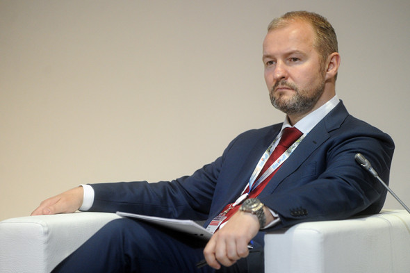 Роман Троценко, председатель совета директоров «АЕОН Корпорейшн» (в числе активов корпорации — Московское речное пароходство, холдинг «Новапорт», управляющий целым рядом региональных аэропортов, девелоперские проекты)
Я думаю, что рубль в ближайшее время будет оставаться чрезвычайно волатильным. Ничего невероятного в этом нет: то же самое происходит с валютами других стран, ориентированных на экспорт сырья. Мы это видим с канадским и австралийским долларами. В ближайшие шесть месяцев доллар будет колебаться в пределах от 60 до 90 руб. Дешевый рубль не страшен, неудобства возникают от его постоянных колебаний: бизнесу сложно прогнозировать свои действия при таких скачках. Но то, что происходит с рублем, — это плюс для экономики. Ситуация позволяет целому сектору, именно обрабатывающему, стать более конкурентоспособным. Но на это потребуется время. У нас лично долгов немного, они рублевые. Мы себя мыслим, как группа, работающая в России за рубли. Еще два года назад мы полностью перешли на внутреннюю отчетность целиком в рублях. В компании есть подразделения, которые занимаются экспортом, на них снижение рубля оказывает положительное влияние. Но это не основное направление