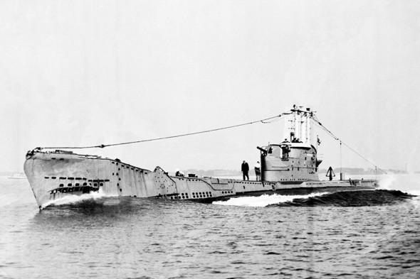 16 апреля 1951 года субмарина Affray покинула порт приписки для участия в учениях. На борту находилось 75 человек. Вскоре подлодка перестала выходить на связь. Ее удалось обнаружить лишь через два месяца на глубине около 90 м в водах Ла-Манша. Выживших на борту не оказалось. Установить окончательную причину гибели корабля так и не удалось. Официальное расследование пришло к выводу об усталости металла в одном из узлов, отвечающем за снабжение воздухом. По другой версии, причиной послужил взрыв на борту.