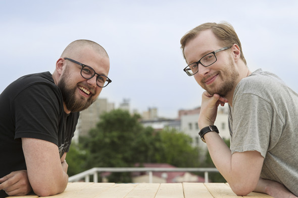 Кто: Сергей Шалаев (на фото слева) и Дмитрий Шалашов
Срок работы в Mail.Ru Group: Шалаев — три года; Шалашов — два года десять месяцев
Должность: Шалаев — руководитель проекта «Блоги@Mail.Ru»; Шалашов — программист
Собственный проект: рекомендательный сервис Surfingbird
В конце 2000-х годов Шалаев и Шалашов работали в Mail.Ru над блогами. Из компании они ушли в разное время, но дружить не перестали. Во время очередной встречи будущие партнеры обсуждали, что информации вокруг существенно больше, чем возможностей ее фильтровать. Из этого разговора родился бизнес-проект: в 2011 году они создали Surfingbird — рекомендательный сервис для пользователей, сам отбирающий ту информацию (тексты, фото и видео), которая может соответствовать интересам пользователя.
Стартап партнеры запускали на свои деньги, но со старта проекта провели уже несколько раундов инвестиций на общую сумму $5 млн. Инвесторами стали бизнес-ангелы из России и Франции, а также фонд Klever, который управляет в том числе деньгами сооснователя группы ПИК Юрия Жукова. Сейчас у Шалаева и Шалашова осталось по 10% Surfingbird. А вся она в ходе последнего раунда была оценена в $7–7,5 млн.
В апреле 2015 года месячная аудитория рекомендательного сервиса составляла 3 млн пользователей, приводит собственные данные Шалаев. В 2015 году команда запустила новое направление по работе в b2b-сегменте — Relap.io. Relap встраивает свой рекомендательный движок на контентные сайты и помимо рекомендаций показывает там рекламу, за которую платят бренды. Сейчас Relap установлен, например, на Rutube.ru, Ria.ru, Adme.ru, Gazeta.ru, Coub.com.
В 2013 году ООО «Серфингберд» еще было убыточным (848 тыс. руб. чистого убытка при 12,8 млн руб. выручки, по данным СПАРК-Интерфакс). Сейчас сервис Surfingbird прибыльный, утверждает Шалаев, а в развитие Relap.io пока приходится инвестировать. Штат компании сейчас насчитывает 25 человек.