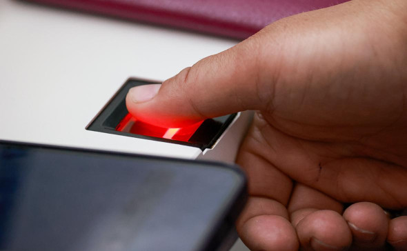 Медведев потребовал ввести биометрию на всех пунктах пропуска на границе