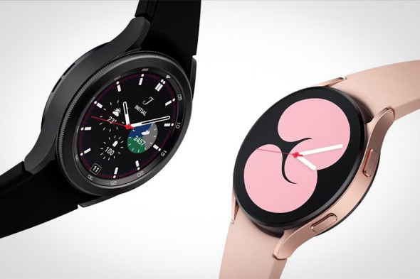 В начале презентации компания представила &laquo;умные&raquo; часы Galaxy Watch4 и Galaxy Watch4 Classic, первые получили корпус из алюминия, вторые&nbsp;&mdash; из нержавеющей стали. Это первые устройства на платформе Wear OS, созданной Samsung совместно с Google, что позволяют с запястья использовать приложения Google, например &laquo;Карты&raquo;, а также сервисы Galaxy, в том числе Samsung Pay.