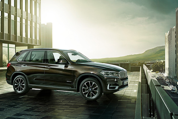BMW X5

Примерная стоимость: 3-4,5 млн руб.

Владелец: начальник референтуры президента РФ Дмитрий Калимулин, начальник управления администрации президента РФ по научно-образовательной политике Инна Биленкина, начальник управления администрации президента РФ по общественным связям и коммуникациям Александр Смирнов, начальник управления администрации президента РФ по обеспечению деятельности Госсовета Михаил Брюханов, супруга министра энергетики РФ Александра Новака, супруга министра финансов РФ Антона Силуанова.

BMW &ndash; вторая по популярности машина среди чиновников, причем особенно часто они выбирают модель X5.
