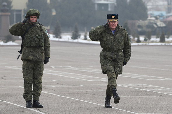 Командующий группировкой Коллективных миротворческих сил ОДКБ генерал-полковник Андрей Сердюков выразил на церемонии благодарность военным