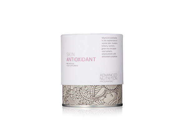 Витамины для подготовки кожи к пребыванию на солнце Skin Antioxidant, Advanced Nutrition Programme с 7 фитонутриентами. Лютеин улучшает остроту зрения, ​ликопин стимулирует выработку коллагена, ​куркумин&nbsp;оказывает&nbsp;противовоспалительное действие, бета-каротин служит для репарации кожи после солнечных ожогов, экстракт черники нормализует обменные процессы, экстракт виноградной косточки оказывает антибактериальный и противовоспалительный эффект, экстракт зеленого чая нормализует процессы внутри клетки.