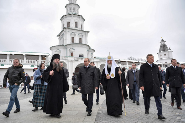 Владимир Путин, патриарх Кирилл, премьер-министр Дмитрий Медведев (справа) и председатель правления Благотворительного фонда по возрождению Воскресенского Ново-Иерусалимского монастыря Виктор Зубков (второй справа)
