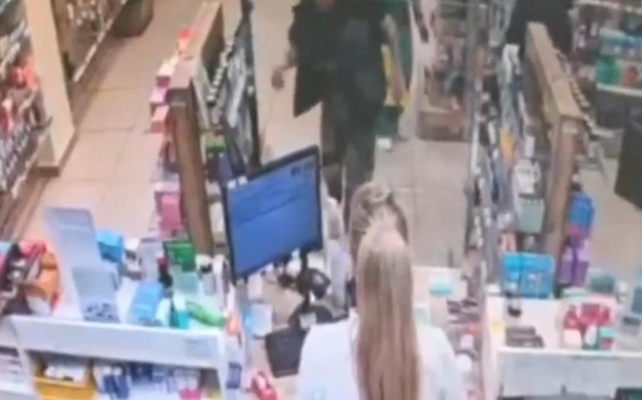 Во Владивостоке бомж ограбил аптеку с игрушечным автоматом. Видео