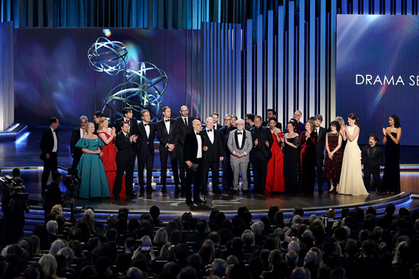 Лучшим драматическим сериалом стали «Наследники» о семье медиамагната. Среди конкурентов были «Корона», «Дом Дракона», «Одни из нас» и «Белый лотос». Сериал также взял основные актерские номинации в своей категории и премии за режиссуру и сценарий — всего шесть наград.
На фото: сценарист Джесси Армстронг (в центре), актеры и команда сериала «Наследники»