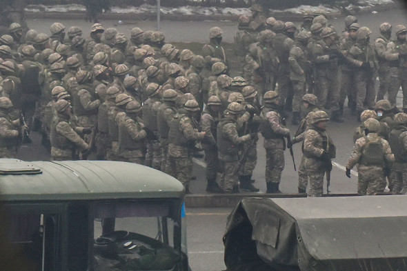 Военные во время контртеррористической операции. Ранее президент Касым-Жомарт Токаев заявил, что в беспорядках принимают участие «террористы», которые прошли подготовку за рубежом