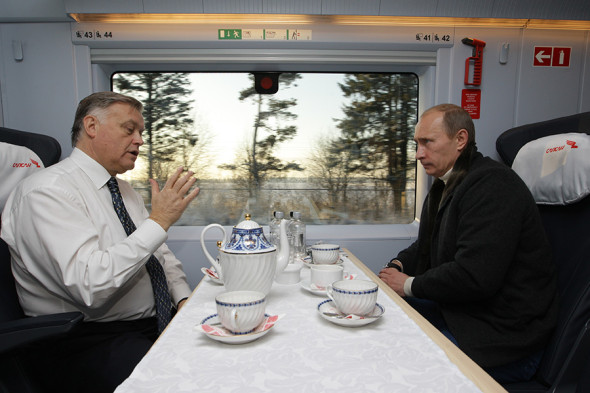 В декабре 2009 года Владимир Путин проехал из Санкт-Петербурга в Москву на новом скоростном поезде «Сапсан», который начал курсировать между двумя городами незадолго до этого. Вместе с ним ехали глава РЖД Владимир Якунин и конструктор поезда из компании Siemens. Сообщалось, что во время поездки премьер-министр посетил вагон-ресторан и пообщался с пассажирами.