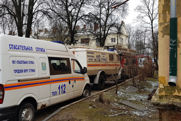 МЧС сообщило о двух погибших и пяти пострадавших, однако, по данным СК, под завалами могут быть и другие люди. Из пятиэтажки после взрыва газа эвакуировали 60 человек
