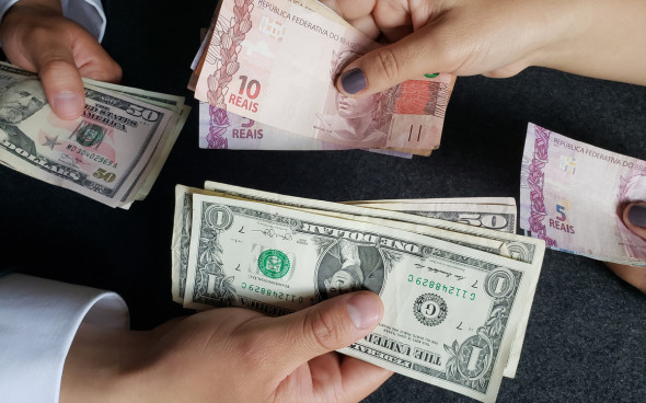 Фото:Банкноты США и Бразилии — доллары и реалы (Фото: Shutterstock)