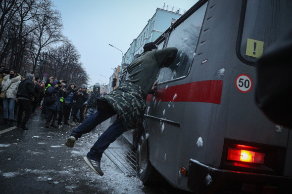 В январе Алексей Навальный вернулся в Россию из Германии, где находился на лечении после отравления летом прошлого года. Незадолго до прилета ФСИН заявила, что Навальный без уважительной причины нарушил условия отбывания условного наказания по делу «Ив Роше» (после выписки он должен был отмечаться в уголовно-исполнительной инспекции). В результате оппозиционера задержали в Шереметьево. В ходе последовавшего процесса суд согласился с доводами ФСИН и заменил Навальному условный срок на реальные два года и восемь месяцев в колонии.
Задержание и обвинительный приговор привели к серии несогласованных протестных акций в различных городах России. В Москве и Санкт-Петербурге были задержаны сотни людей, возбуждены 90 уголовных дел. Были признаны экстремистскими и запрещены Фонд борьбы с коррупцией (ФБК, признан иноагентом), штабы Навального в регионах. Россию покинули ближайшие соратники оппозиционера — Леонид Волков, Иван Жданов, Любовь Соболь