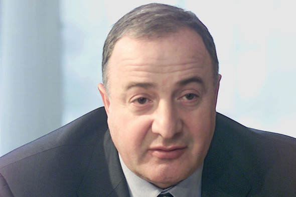Абубакар Арсамаков
«Справедливая Россия» накануне выборов потеряла одного из богатейших членов своей фракции в Госдуме — основателя группы «Рольф» Сергея Петрова. Остались с партией такие богачи, как Ильдар Самиев (девятое место среди богатейших кандидатов, судя по декларациям), совладелец девелоперской компании Optima Development, и Алексей Чепа (15-е место), совладелец Банка развития технологий (по данным СПАРК). Присоединился к эсэрам депутат-единоросс и мультимиллионер Александр Ремезков (18-е место), а также новичок — чеченский банкир Абубакар Арсамаков.
Арсамаков баллотируется первым номером в региональном списке эсэров в Воронежской области. Он стал самым состоятельным кандидатом от «Справедливой России» и третьим по уровню дохода среди всех кандидатов. С 1998 года Арсамаков возглавляет Московский индустриальный банк. Его доход за 2015 год составил 567 млн руб., около 115 млн руб. у него лежит на счетах.
В 2006–2007 годах у Арсамакова был конфликт с бывшим командиром батальона «Восток» Сулимом Ямадаевым вокруг принадлежавшего Арсамакову санкт-петербургского мясокомбината «Самсон». В сентябре 2006 года, по утверждению Арсамакова, Ямадаев и его сослуживцы совершили попытку рейдерского захвата завода. Руководители «Востока», включая Ямадаева, позже стали подозреваемыми по делу о нападении на завод.
В феврале 2007 года были похищены двое братьев Арсамакова — 56-летний Юнус и 59-летний Юсуп. После этого события уже в марте стороны объявили о примирении, однако позднее стало известно, что братья Арсамакова были убиты.
В апреле 2008 года президент Чечни Рамзан Кадыров выступил по местному телевидению и назвал Ямадаева возможным организатором похищения.
В ноябре 2008 года бывшие спецназовцы из «Востока» дали показания, из которых стало известно, что служащие батальона, среди которых был младший брат Ямадаева — Бадрудин, расстреляли братьев Арсамаковых и расчленили их трупы.