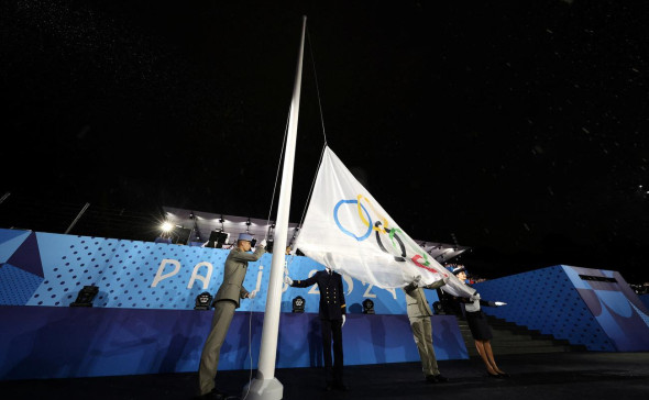 На церемонии открытия Игр в Париже повесили перевернутый олимпийский флаг