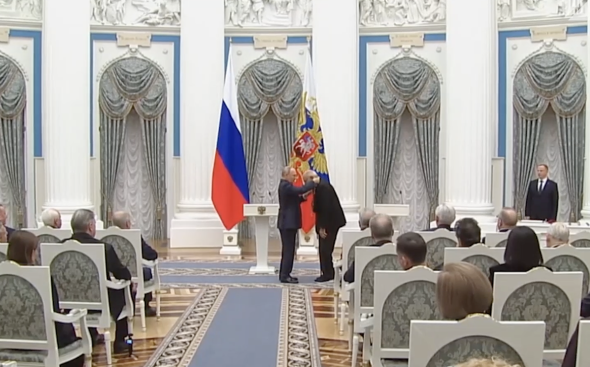 Путин вручил высшую госнаграду Никите Михалкову