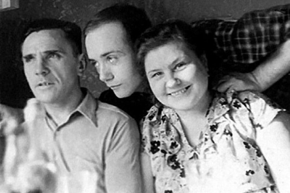 Леонид Куравлев родился в Москве 8 сентября 1936 года. Он рос в небогатой семье: отец был слесарем, мать — парикмахером. Ее арестовали по 58-й статье (контрреволюционная деятельность) и выслали в самом начале Великой Отечественной войны. Некоторое время Леонид жил с мамой в Мурманской области. Но несмотря на произошедшее, актер вспоминал о своих детских годах так: «Детство, оно всегда счастливое, даже вот такое, какое у меня было, ощущение счастья — оно всегда остается за детством»