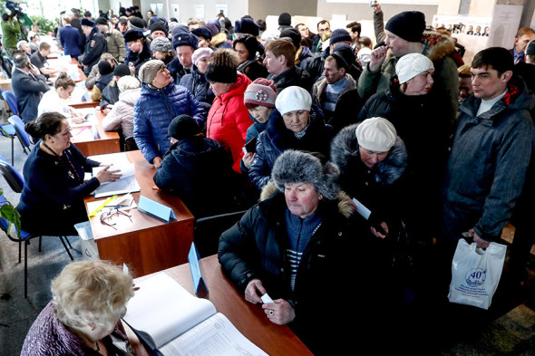 Жители Москвы во время голосования на одном из избирательных участков