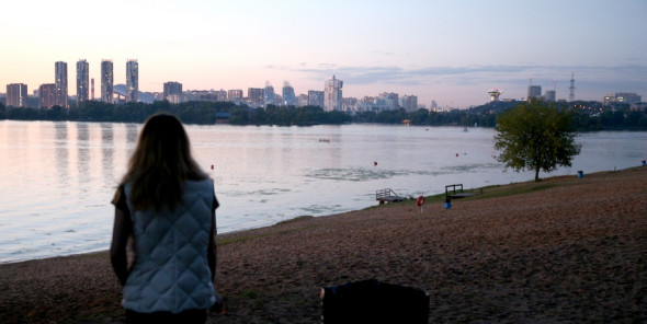 Пляж в деревне Мякинино района Кунцево. На другом берегу Москвы-реки расположены новостройки Московской области
