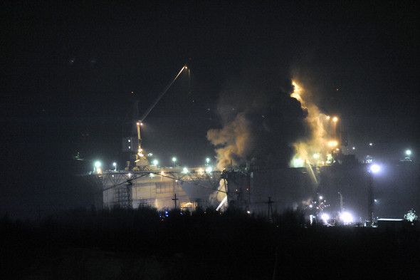 Во время тушения пожара на судоремонтном заводе в Росляково, 2011 год