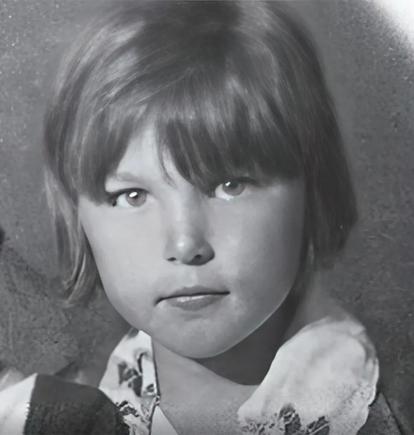 Вера Васильева родилась в 1925 году в Москве. Ее отец Кузьма работал сначала шофером, потом механиком на заводе. Мать Александра вела домашнее хозяйство. Вера была третьим ребенком — у нее были старшие сестры Валентина и Антонина, а потом появился младший брат Василий. Семья жила около Чистых прудов в Гусятниковом переулке.
Васильева с детства любила театр и во дворе получила прозвище Шаляпин. «Первый раз я попала в театр <...> на «Царскую невесту» и была, конечно, покорена, унеслась мечтами в сказочный мир. Сраженная музыкой, красотой, волшебством, самим театром, придя домой, я села под стол, подняла, как в шатре, скатерть и запела нечто похожее на оперу. И с тех пор <...> я наряжалась в какие-то диковинные самодельные костюмы, украшала голову то бумажными коронами, то шляпами и пела вымышленные арии», — писала актриса в автобиографической книге «Золушка с Чистых прудов».
После школы Васильева пела в хоре, читала мемуары известных артистов и театральные журналы. «В школе я выполняла минимум требований, а вся моя настоящая жизнь сосредоточилась на книгах, нашем театре и на несбыточных, странных мечтах», — вспоминала она