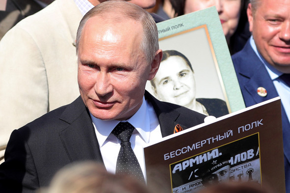 Охорона Путіна грубо відштовхнула ветерана, який ішов поряд з президентом РФ після Параду Перемоги - Цензор.НЕТ 6811