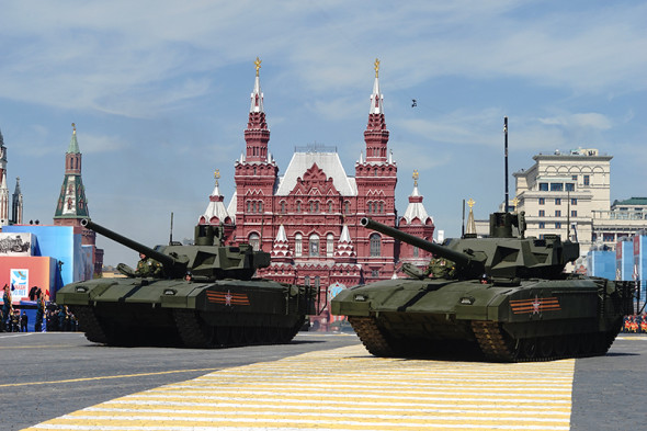 Танк Т-14 «Армата»
6 сентября Минобороны России заключило с Уралвагонзаводом контракт на поставку более 100 единиц танка нового поколения Т-14 «Армата». Стоимость одного танка, по словам гендиректора Уралвагонзавода Олега Сиенко, составляет 250 млн руб.
Таким образом, общая сумма контракта может превысить 25 млрд. Первые сто танков станут опытной партией, сообщил журналистам замминистра обороны Юрий Борисов в рамках форума. По его словам, у имеющейся на вооружении Российской армии техники большой потенциал для модернизации, поэтому ведомство не торопится принимать танк на вооружение. Впервые Т-14 был представлен на параде 9 Мая в 2015 году