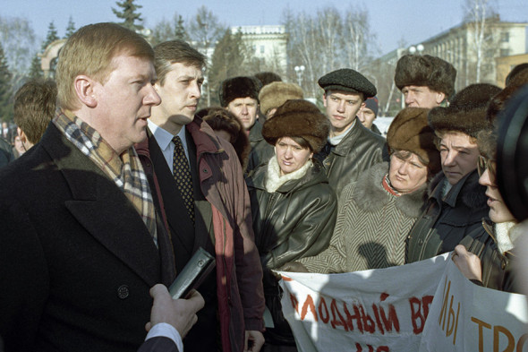 Первый вице-премьер Анатолий Чубайс (слева) разговаривает с пикетчиками — работниками угольной промышленности, 1997 год