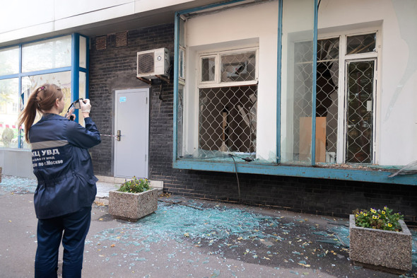 Поврежденные витрины в магазине в доме 17 на Комсомольском проспекте