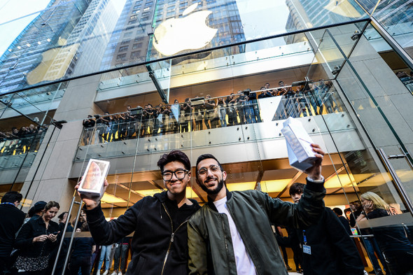 Среди представленных моделей iPhone — бюджетная версия iPhone X — iPhone XR. Его минимальная цена в России, где предзаказ будет доступен с 19 октября, составит 64990 руб.
