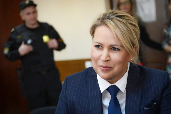 Евгения Васильева
Приговорена к 5 годам колонии
Экс-руководитель департамента имущественных отношений Минобороны. По версии следствия, обманула бывшего министра обороны, чтобы совершить крупное мошенничество. Виновной себя не признает. За время следствия стала известна как художница и певица.